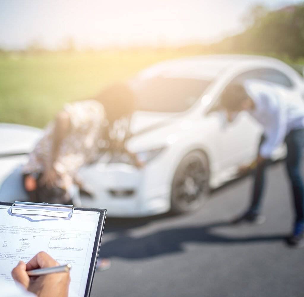 Atendimento após um acidente entre veículos